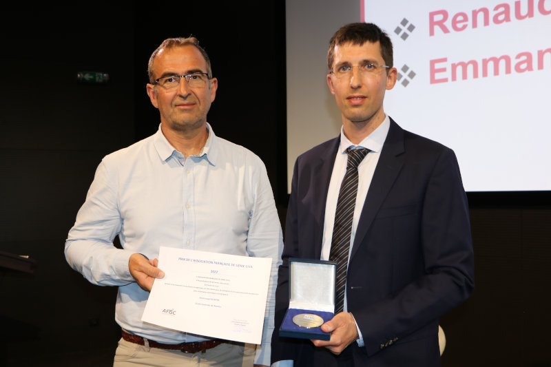 Emmanuel Ferrier remet le prix à Emmanuel Rozière