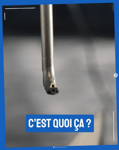 Photo zoomée d'une tige avec 3 trous. En texte : c'est quoi ça ?