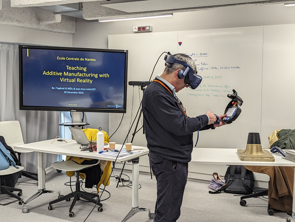 Photo d'un homme portant un casque de réalité virtuelle